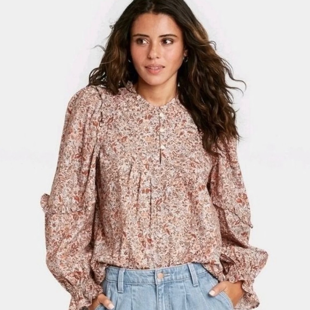 NWT Universal Thread Top